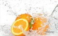 Orangen im Wasser realistischen
